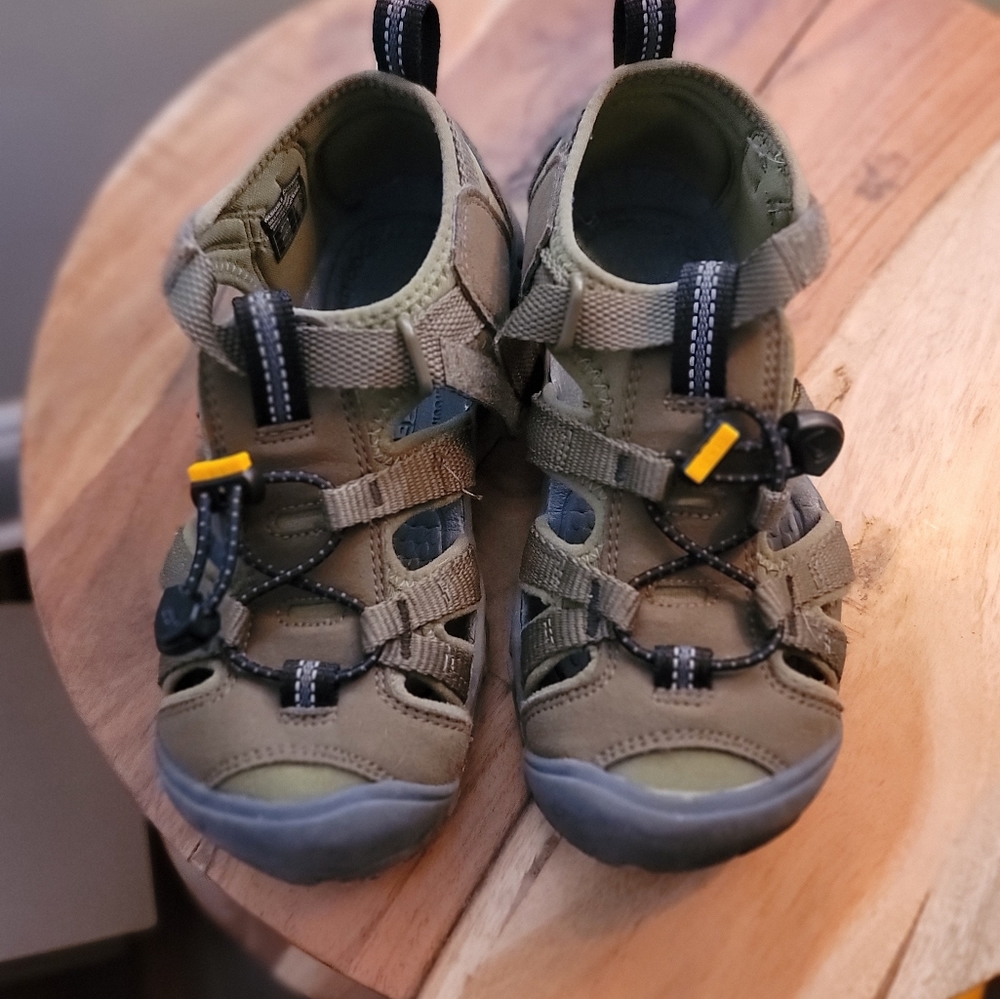 Toddler Keens like new